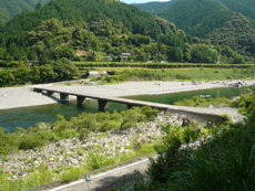 新谷橋（茅吹手沈下橋）