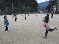 １・２年生　羽根つき