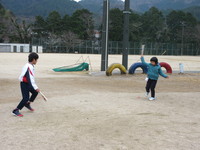 １・２年生　羽根つき