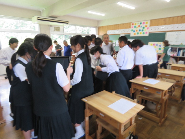 キャラクターの選定様子です。タブレットで投票です